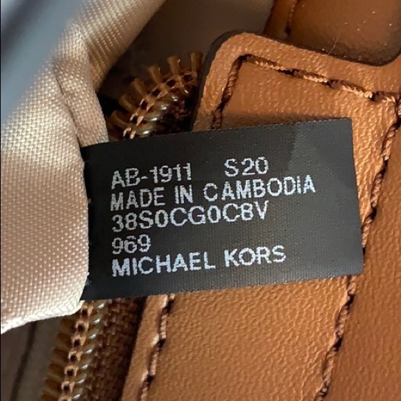 👜New Michael Kors 👜Gloria Natural Luggage Pocket - Picture 3 of 8